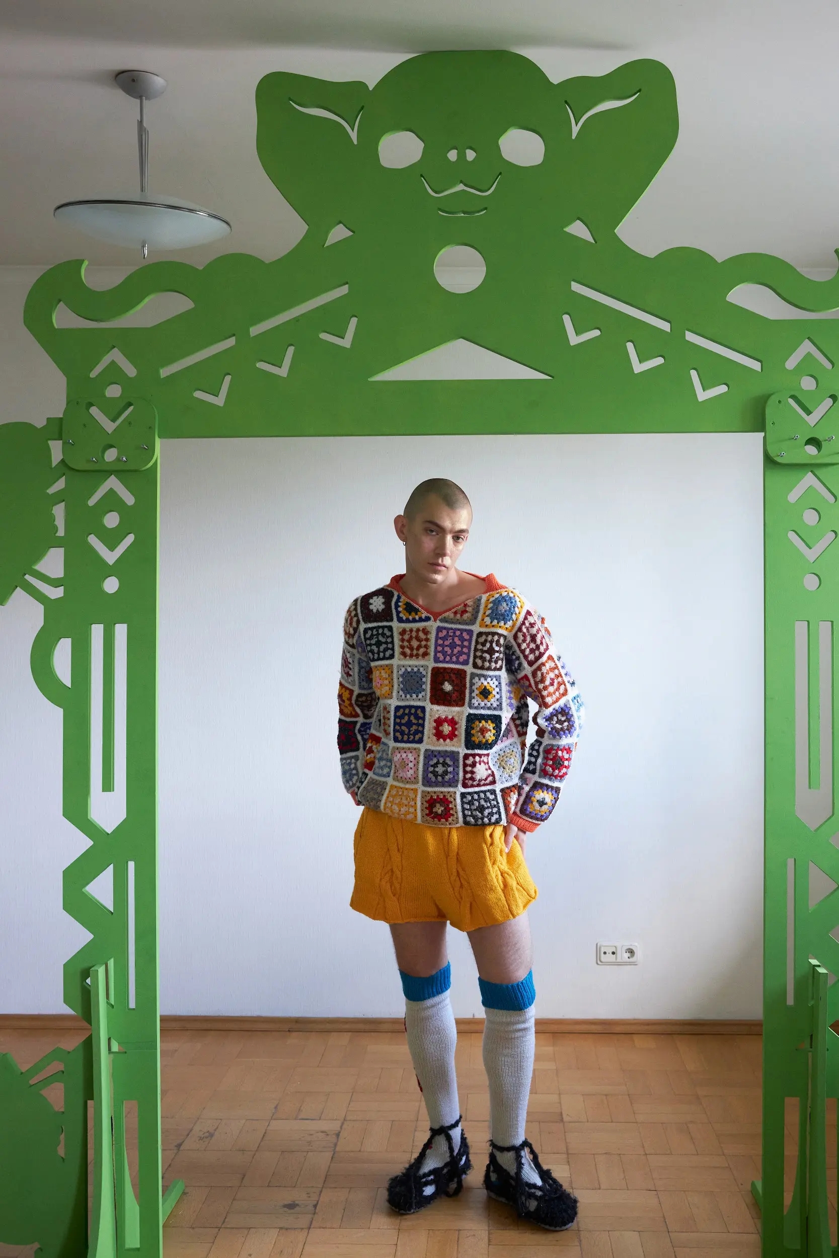 Cвитер «Бабушкин квадрат». Этот свитер — как коллекция воспоминаний, связанных крючком. Каждый квадрат — будто маленькая история: про лето у бабушки, ковры на стенах, первые носки, связанные на спицах, и о том, как тепло может быть красивым.