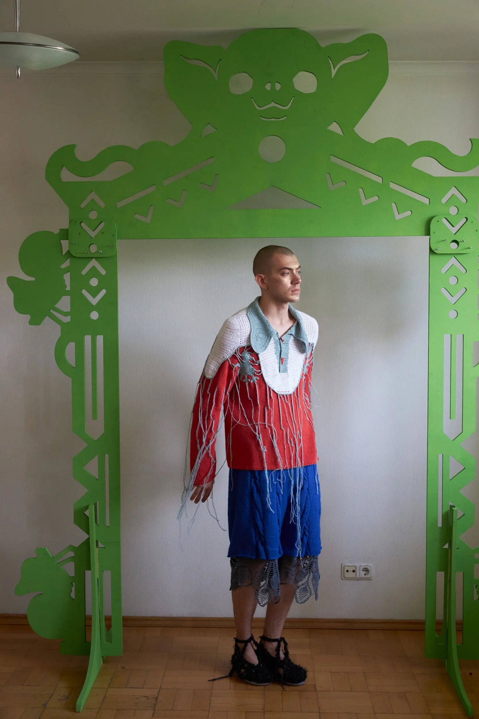 Фирменный свитер Vereja, который мы переосмысляем из сезона в сезон. В этот раз он связан из пряжи с добавлением крапивы — материала с характерной шелковистой фактурой и естественным блеском.