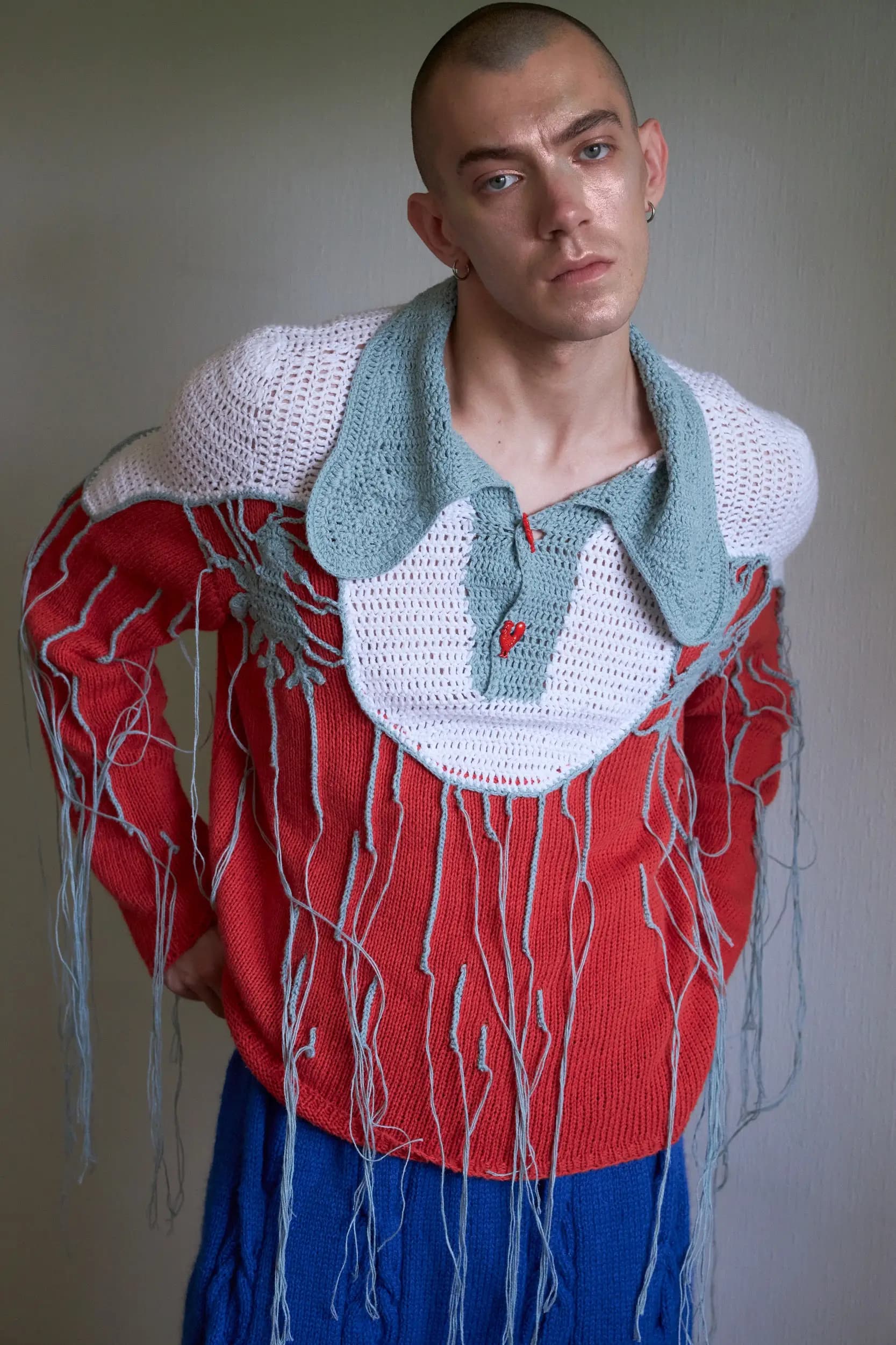 Фирменный свитер Vereja, который мы переосмысляем из сезона в сезон. В этот раз он связан из пряжи с добавлением крапивы — материала с характерной шелковистой фактурой и естественным блеском.