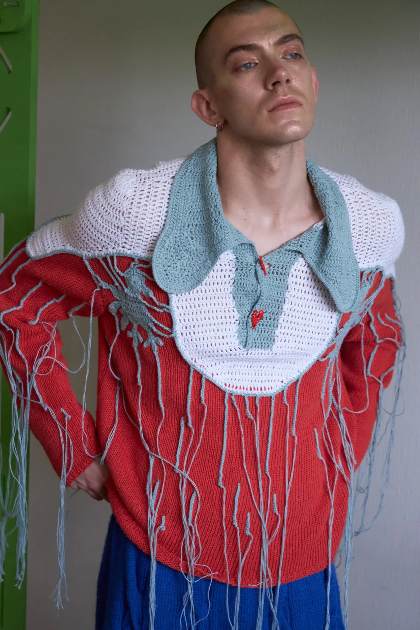 Фирменный свитер Vereja, который мы переосмысляем из сезона в сезон. В этот раз он связан из пряжи с добавлением крапивы — материала с характерной шелковистой фактурой и естественным блеском.