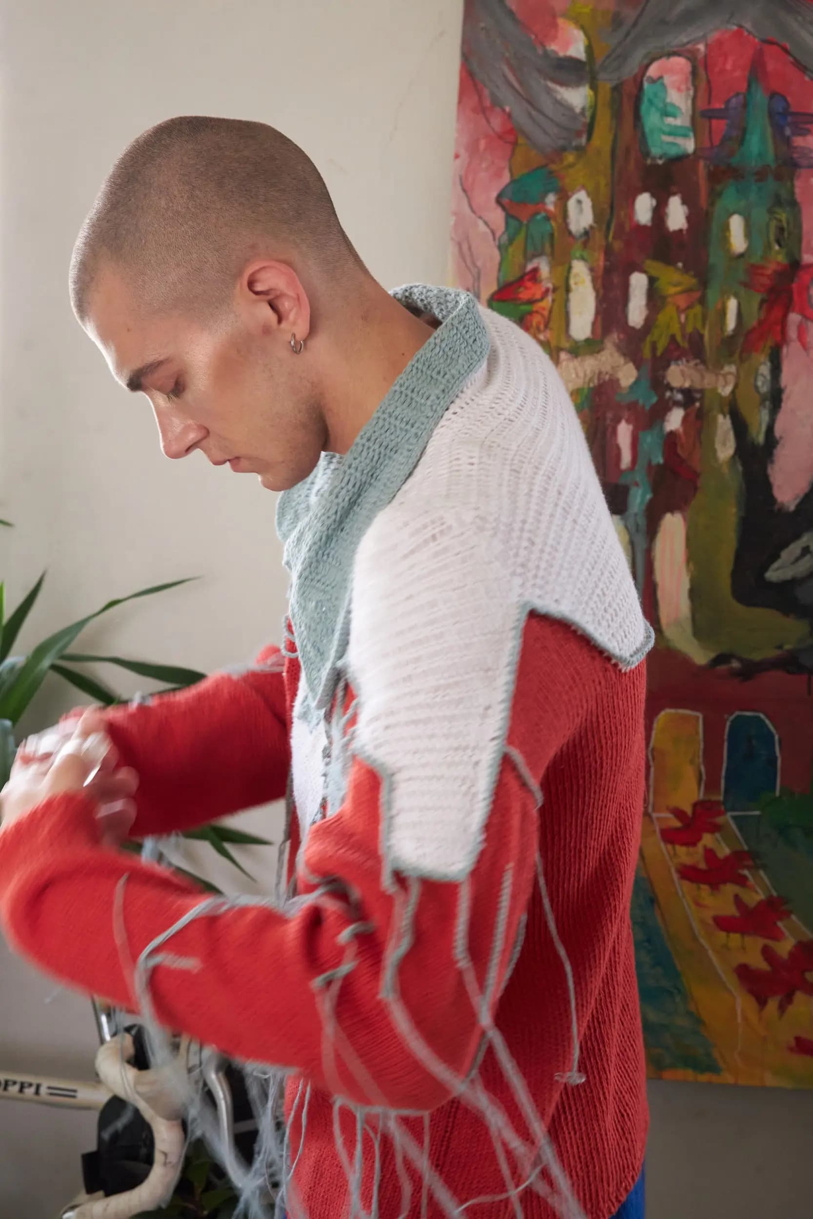 Фирменный свитер Vereja, который мы переосмысляем из сезона в сезон. В этот раз он связан из пряжи с добавлением крапивы — материала с характерной шелковистой фактурой и естественным блеском.