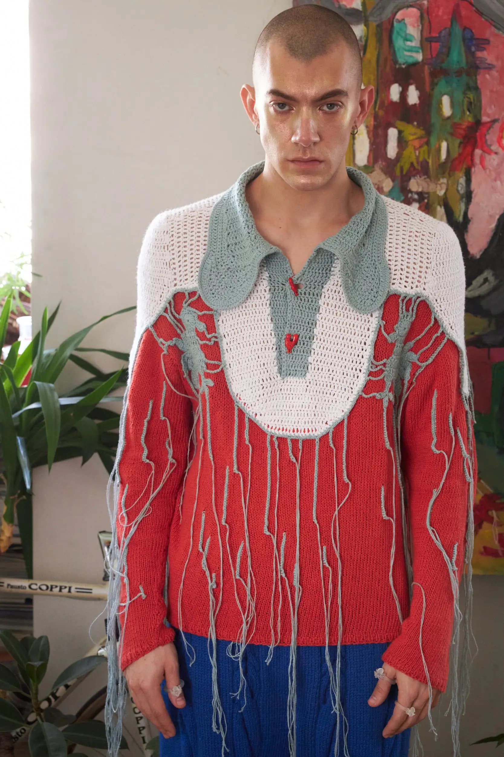 Фирменный свитер Vereja, который мы переосмысляем из сезона в сезон. В этот раз он связан из пряжи с добавлением крапивы — материала с характерной шелковистой фактурой и естественным блеском.