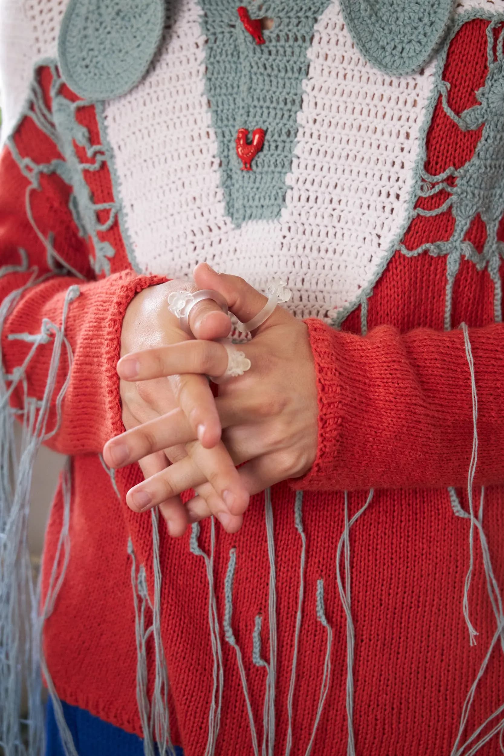 Фирменный свитер Vereja, который мы переосмысляем из сезона в сезон. В этот раз он связан из пряжи с добавлением крапивы — материала с характерной шелковистой фактурой и естественным блеском.