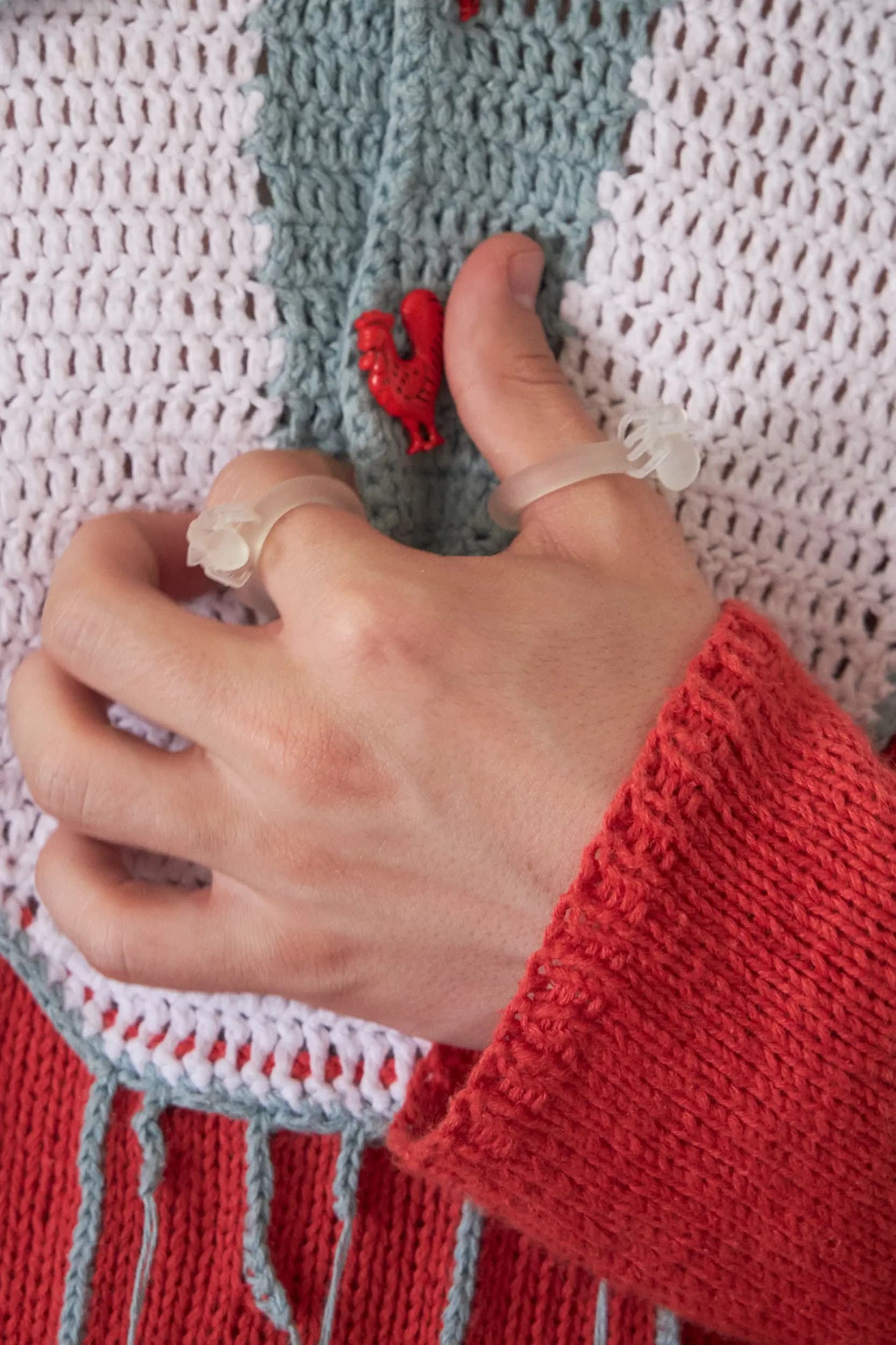 Фирменный свитер Vereja, который мы переосмысляем из сезона в сезон. В этот раз он связан из пряжи с добавлением крапивы — материала с характерной шелковистой фактурой и естественным блеском.