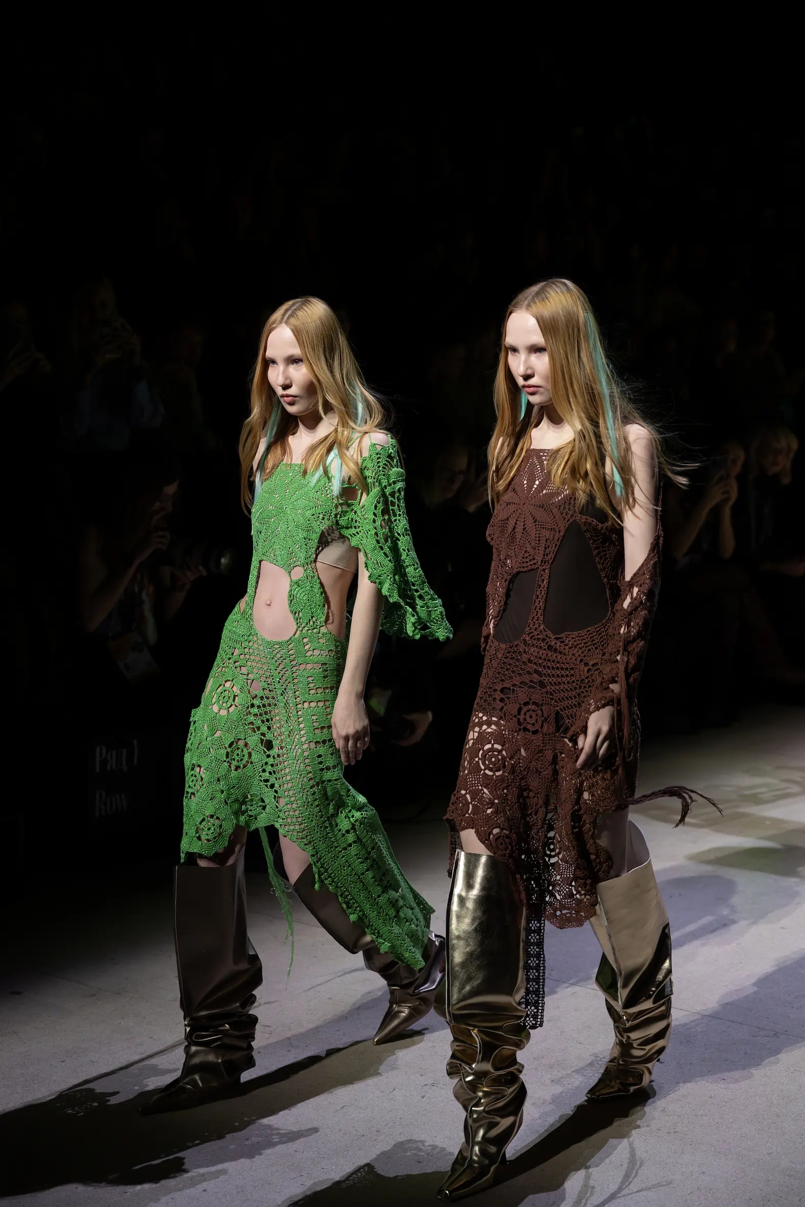 Одна из самых сложных вещей, созданных в мастерской Vereja. Это не просто платье, а наряд-персонаж. Его можно носить с бельём, джинсами, юбкой — или вообще как есть, если не боитесь сказок.